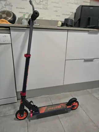 Patinete infantil negro y naranja