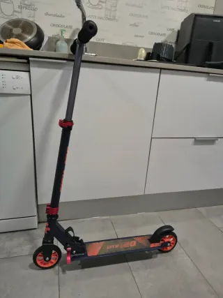 Patinete infantil negro y naranja