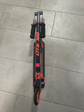 Patinete infantil negro y naranja