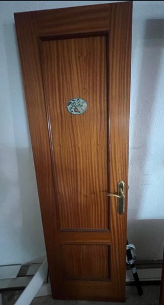 Puerta de madera con pomo