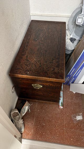 Baúl de madera tallado original