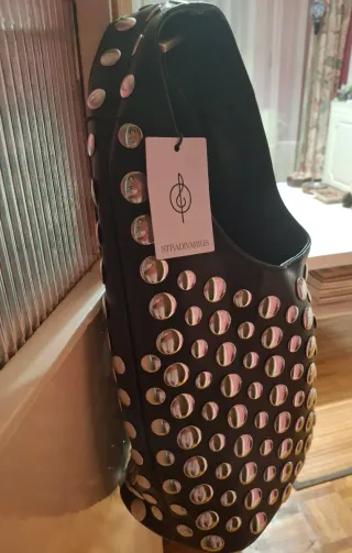 Bolso negro Stradivarius tachuelas plateadas