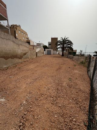 Parcela urbana a pocos metros del mar