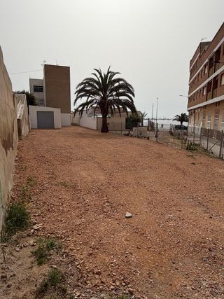 Parcela urbana a pocos metros del mar
