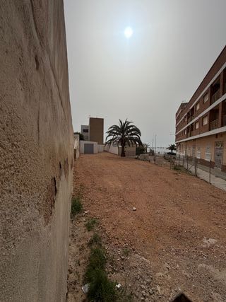 Parcela urbana a pocos metros del mar