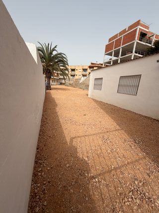 Parcela urbana a pocos metros del mar