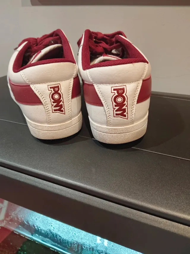 Zapatillas deportivas blancas y rojas