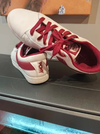Zapatillas deportivas blancas y rojas