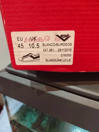 Zapatillas deportivas blancas y rojas