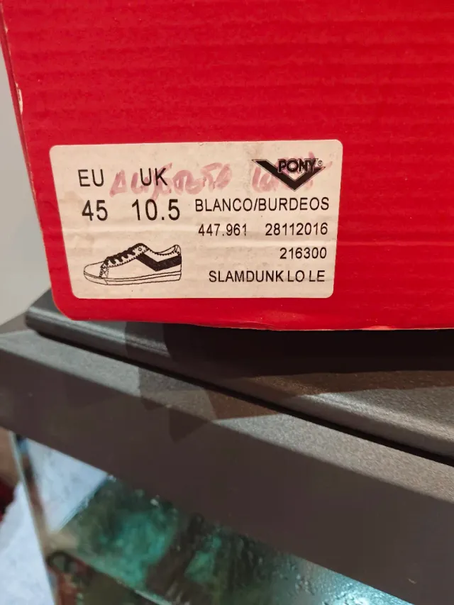 Zapatillas deportivas blancas y rojas