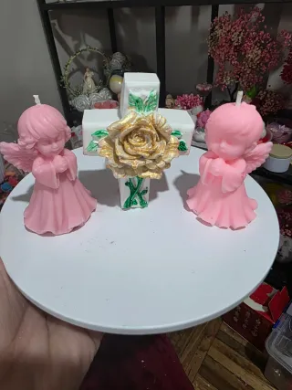 Velas de ángel y cruz dorada