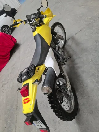 Suzuki 250 Enduro Moto