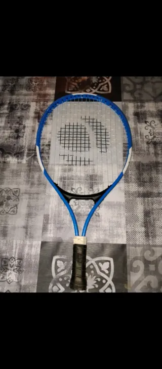 Raqueta de tenis azul y blanca