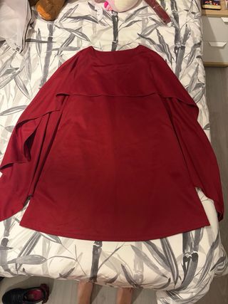 Vestido burdeos con capa