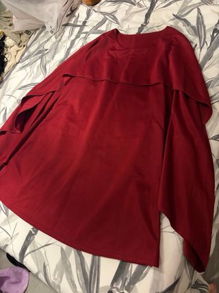 Vestido burdeos con capa