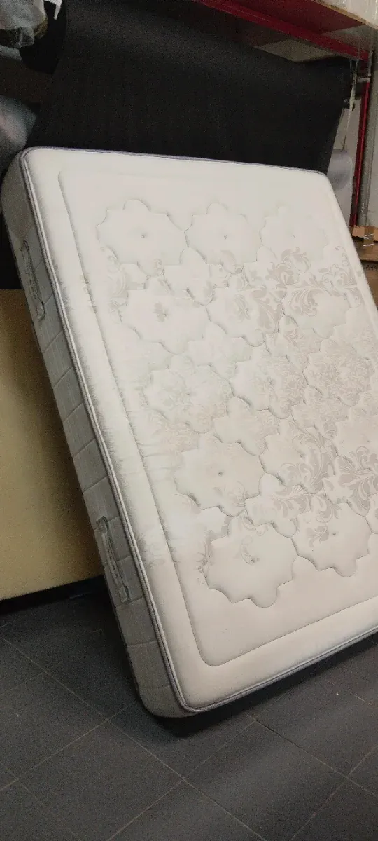 Colchones y bases de cama seminuevos