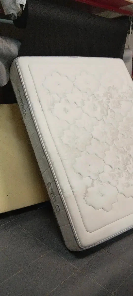 Colchones y bases de cama seminuevos