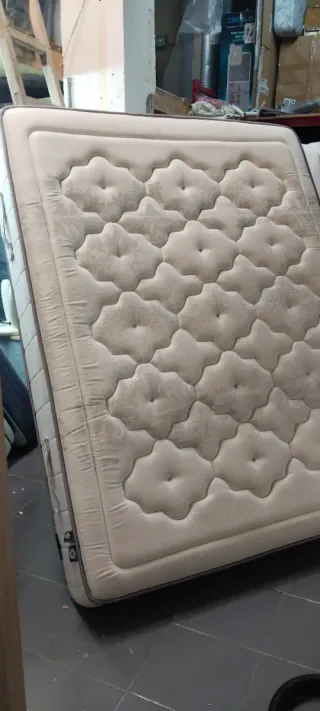 Colchones y bases de cama seminuevos