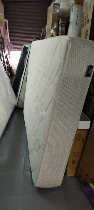 Colchones y bases de cama seminuevos