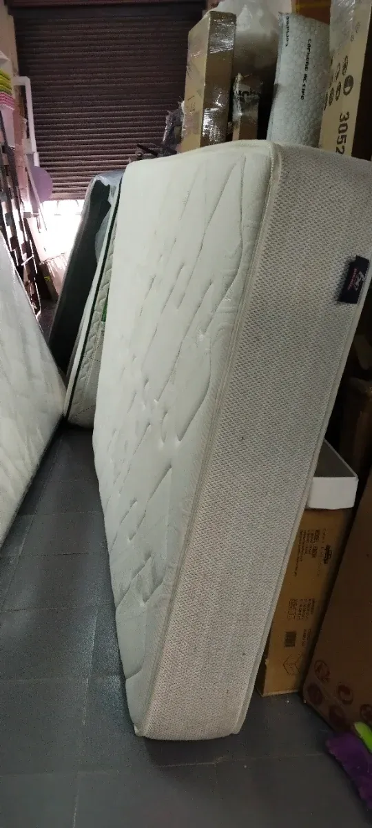 Colchones y bases de cama seminuevos