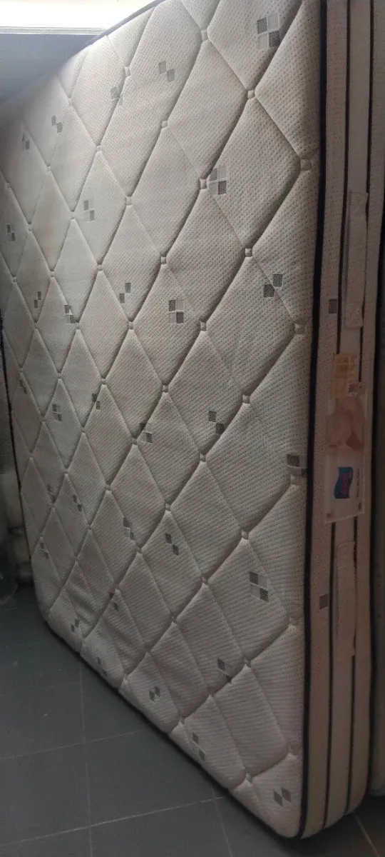 Colchones y bases de cama seminuevos