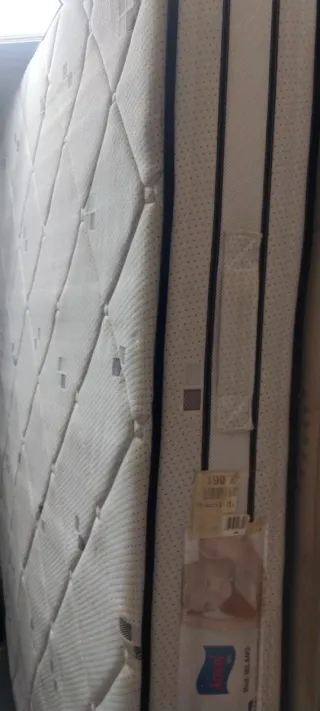 Colchones y bases de cama seminuevos