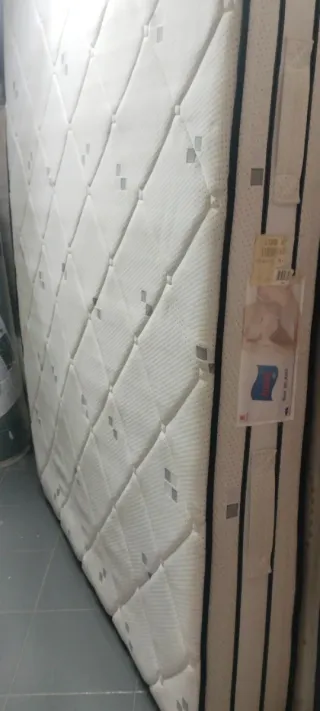 Colchones y bases de cama seminuevos