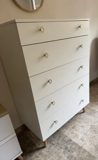 Cómoda Blanca con Tiradores Dorados