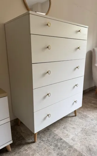 Cómoda Blanca con Tiradores Dorados