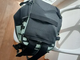 Mochila bajo asiento avión beige