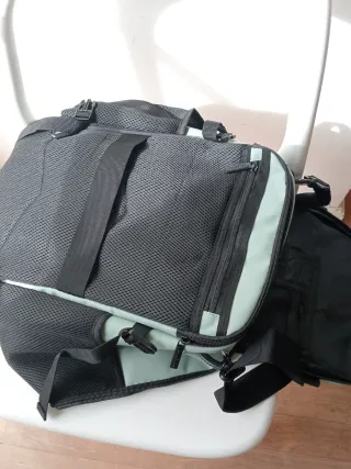 Mochila bajo asiento avión beige