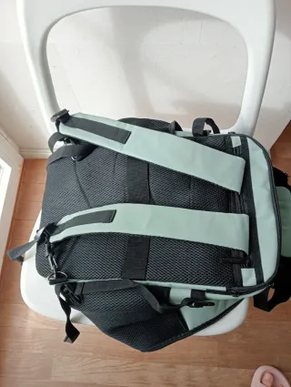 Mochila bajo asiento avión beige