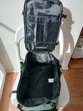 Mochila bajo asiento avión beige