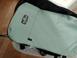 Mochila bajo asiento avión beige