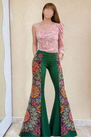 Top asimétrico rosa con manga abullonada