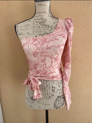 Top asimétrico rosa con manga abullonada