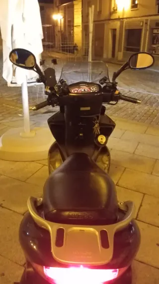 Moto Scooter Negra Automática