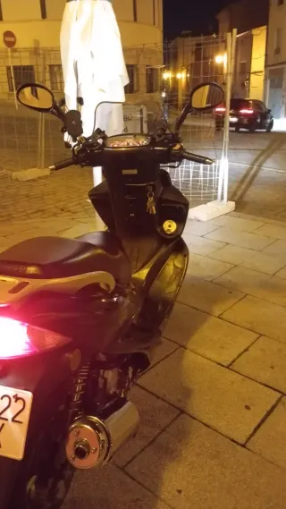 Moto Scooter Negra Automática