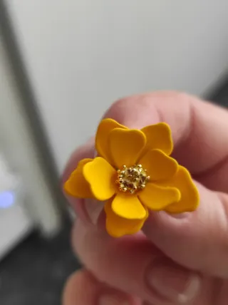 Orecchini fiore giallo con dettagli oro