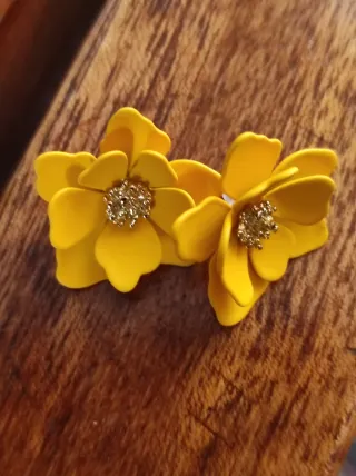 Orecchini fiore giallo con dettagli oro