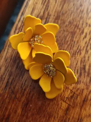 Orecchini fiore giallo con dettagli oro