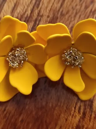 Orecchini fiore giallo con dettagli oro