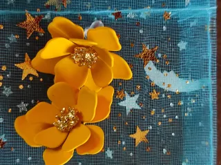 Orecchini fiore giallo con dettagli oro