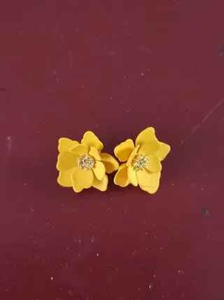 Orecchini fiore giallo con dettagli oro