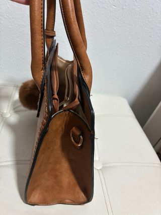 Bolso marrón con asas y pompón