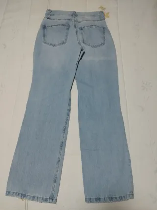 Pantalón vaquero ancho. Mango