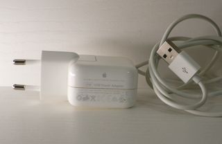 Cargador Apple 10W + Cable Lightning