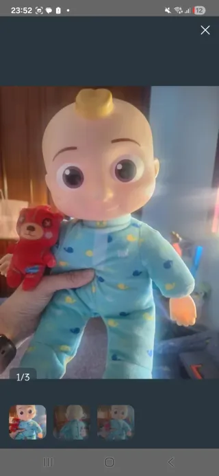 Muñeco Cocomelon con oso de peluche