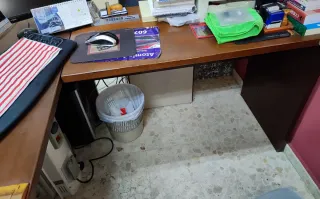 Mesa de despacho de madera.