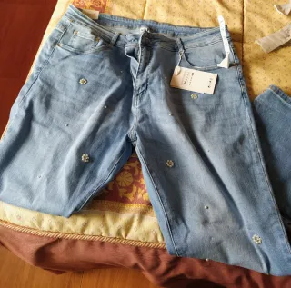 Pantalón vaquero con perlas y flores